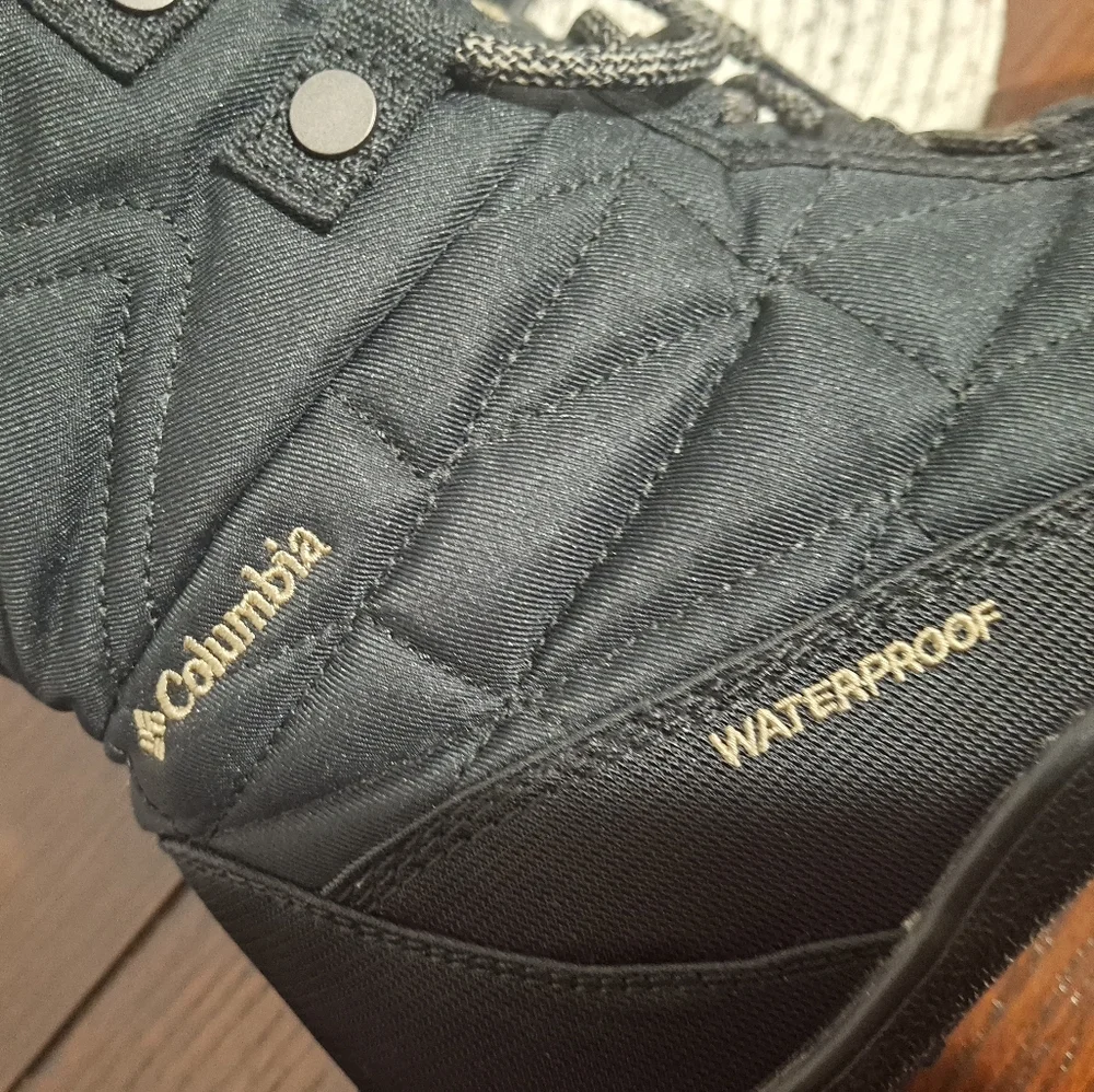 Columbia Black Quilted Winter Boots with Faux Fur Size 9.